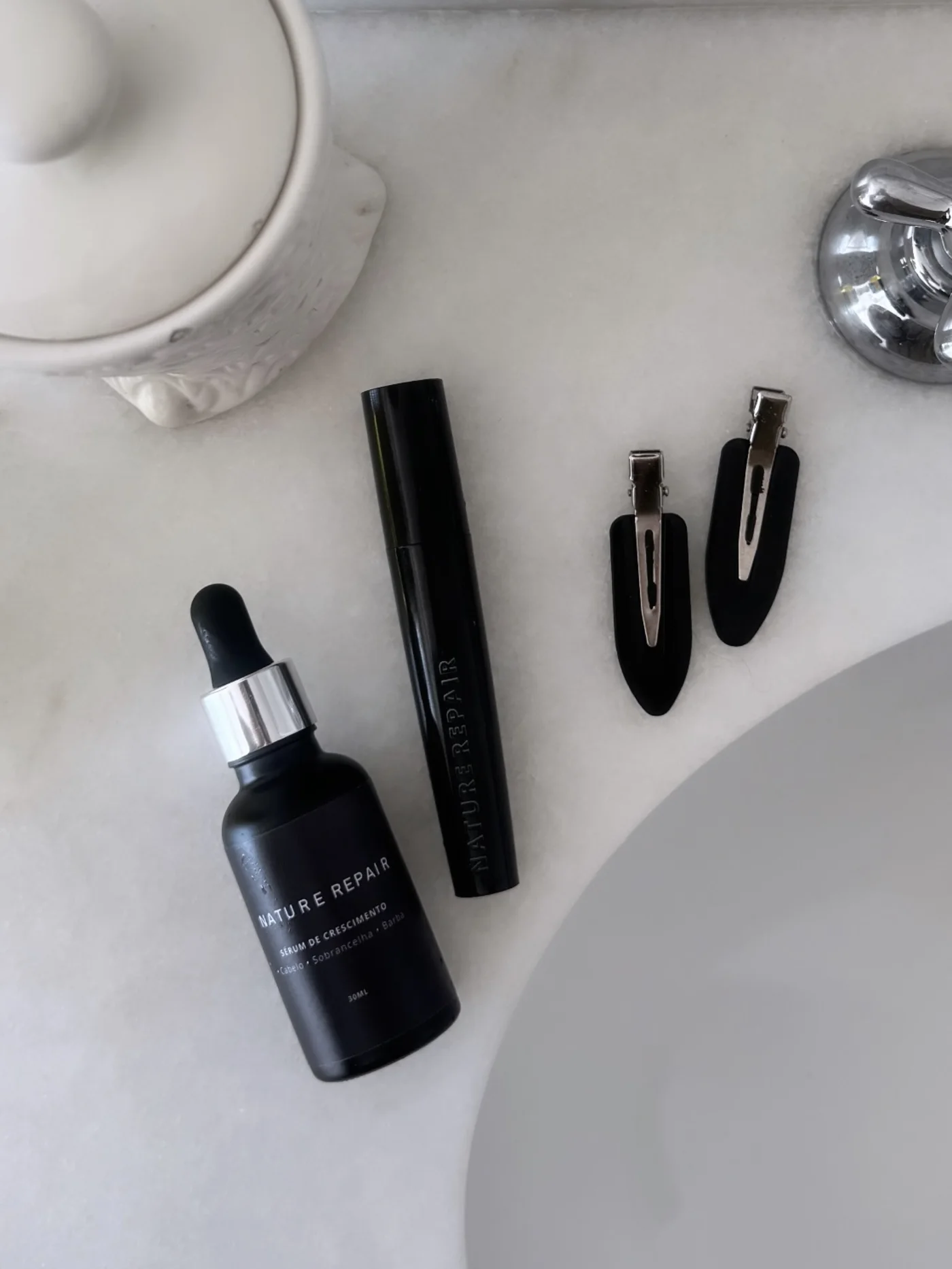 Produtos Nature Repair sobre bancada de banheiro